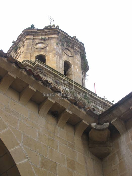 Detalle en el punto de encuentro de la cornisa del porche y la entrada de la iglesia