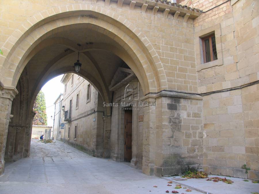 Porche entre la entrada de la iglesia y la del colegio