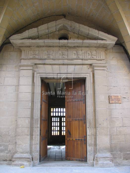 Portada en el porche entre la entrada de la iglesia y la del colegio