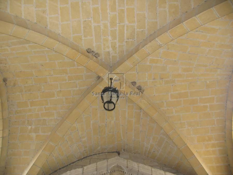 Detalle de la bóveda del porche entre la entrada de la iglesia y la del colegio