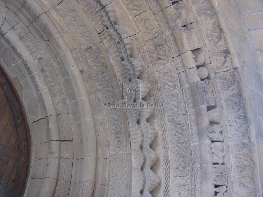 Detalle exterior de las arquivoltas del lado derecho de la portada sur