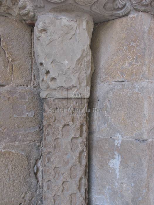 Detalle de un capitel del lado derecho de la portada sur