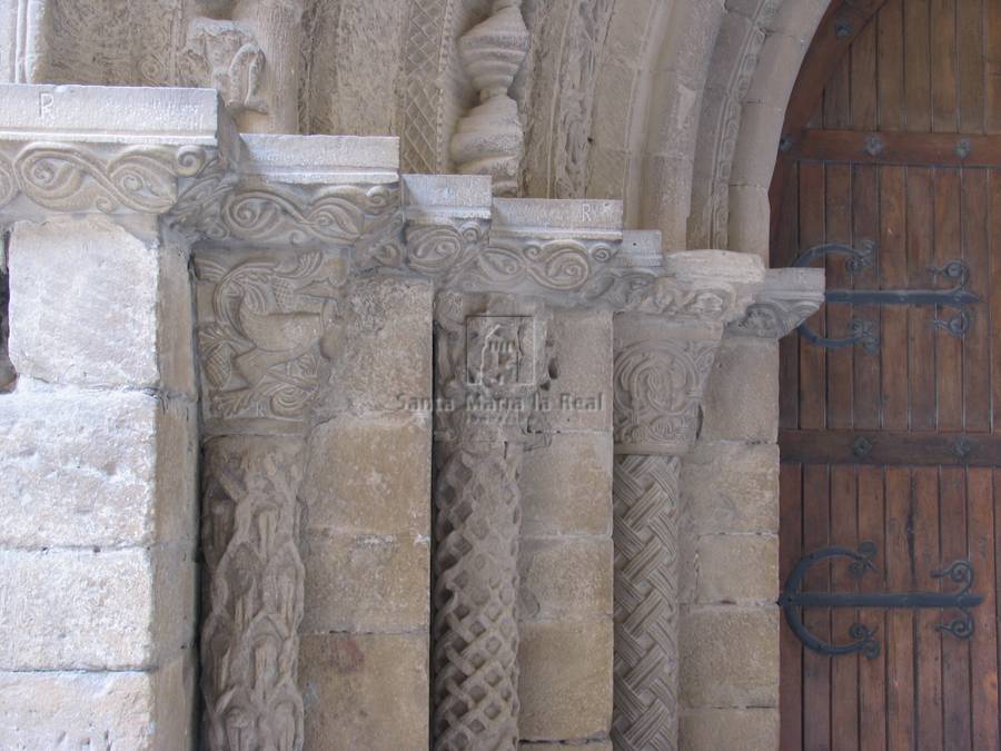Detalle de los capiteles del lado izquierdo de la portada sur