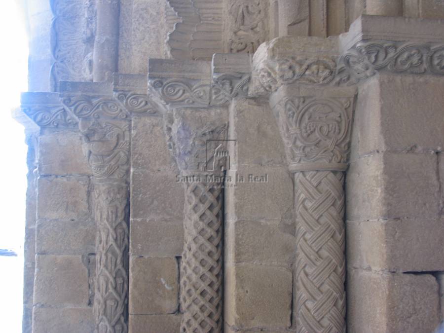 Detalle de los capiteles del lado izquierdo de la portada sur