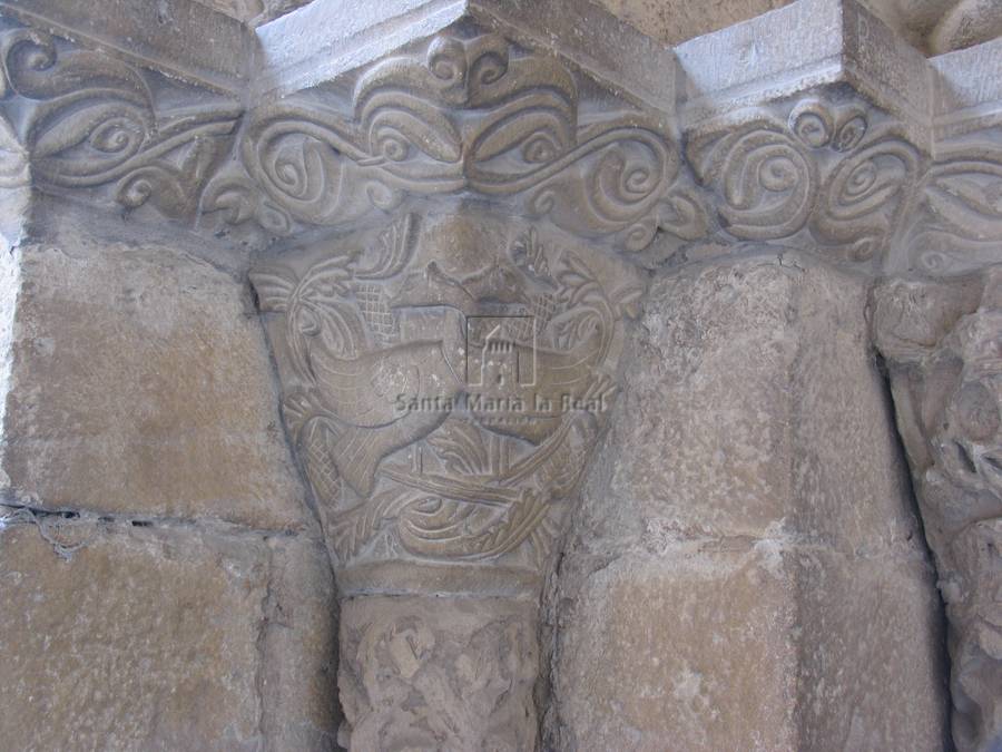 Detalle de un capitel del lado izquierdo de la portada sur