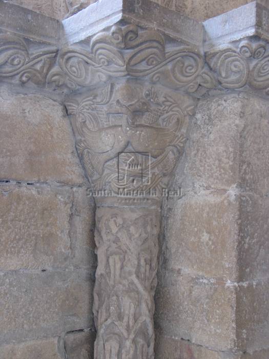 Detalle de un capitel del lado izquierdo de la portada sur