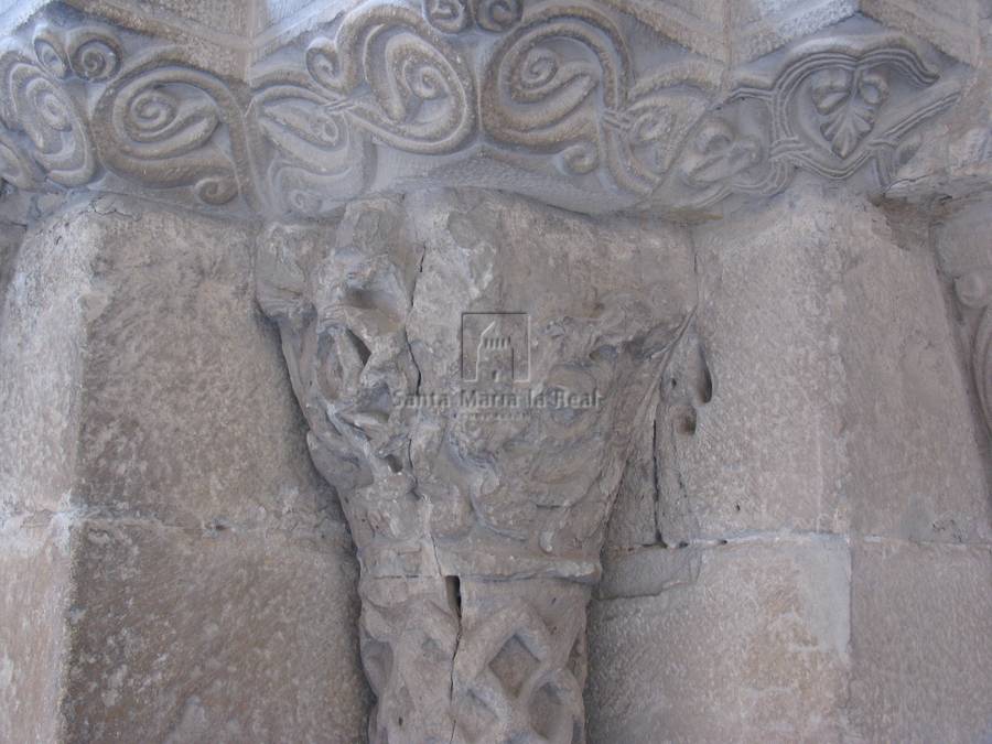 Detalle de un capitel del lado izquierdo de la portada sur