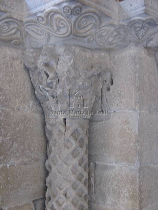 Detalle de un capitel del lado izquierdo de la portada sur