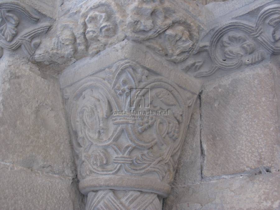 Detalle de un capitel del lado izquierdo de la portada sur