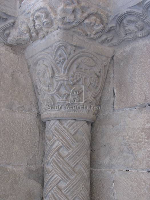 Detalle de un capitel y columna del lado izquierdo de la portada sur