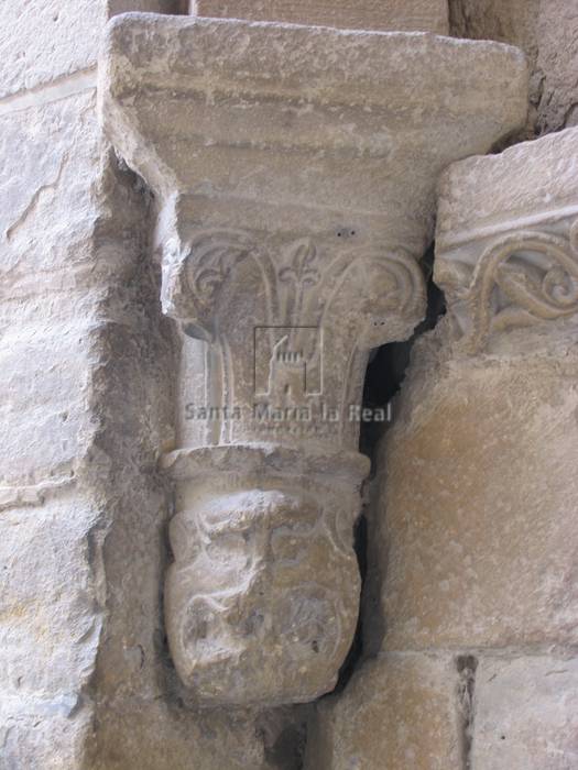 Detalle del capitel-ménsula del pórtico
