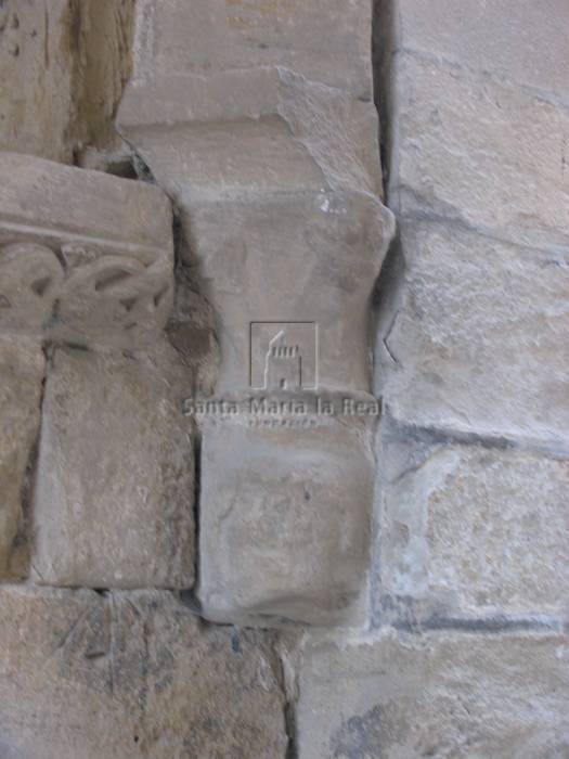 Detalle del capitel-ménsula del pórtico