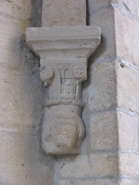 Detalle del capitel-ménsula del pórtico