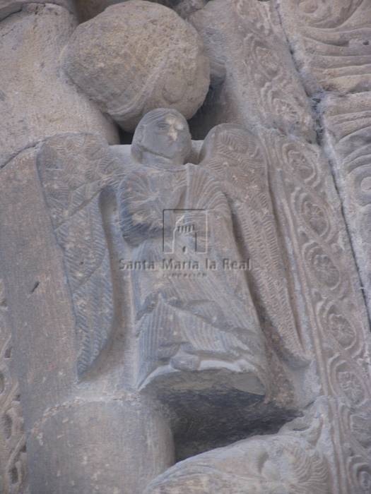 Detalle de las arquivoltas de la portada sur. Ángel