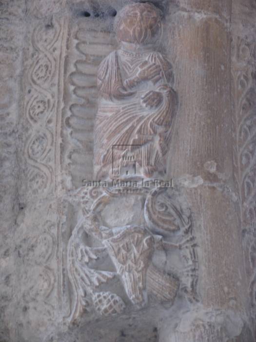 Detalle de las arquivoltas de la portada sur. Santo