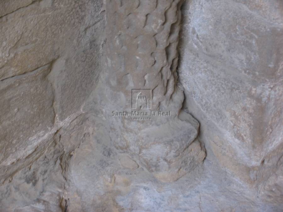 Detalle de la basa izquierda de la portada sur