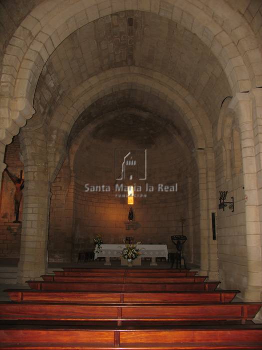 Vista interior desde los pies de la nave románica