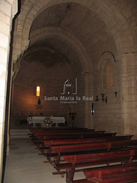 Vista interior desde los pies de la nave románica