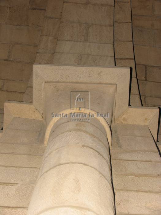 Detalle del capitel del arco de la nave románica