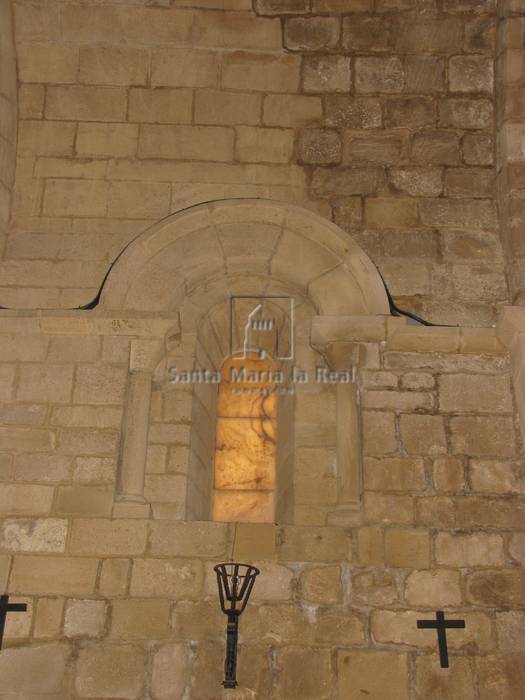 Detalle interior de la ventana en la nave románica