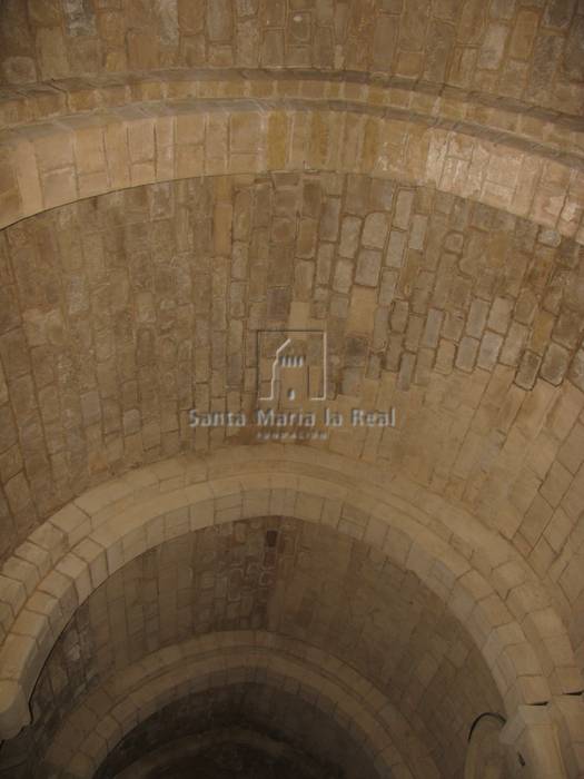 Detalle interior de la bóveda de la nave románica