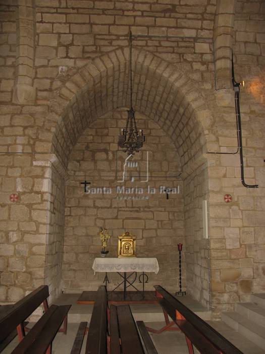 Detalle interior de una capilla en el muro norte de la nave gótica