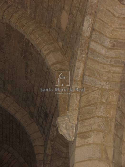 Detalle interior de la bóveda y de una ménsula en la nave gótica