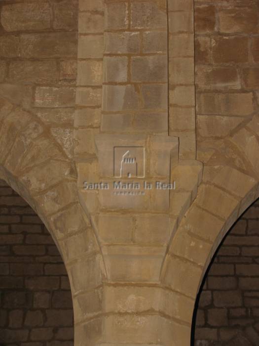 Detalle interior de una ménsula en la nave románica
