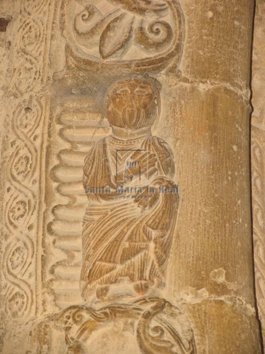 Detalle de las arquivoltas de la portada sur. Santo