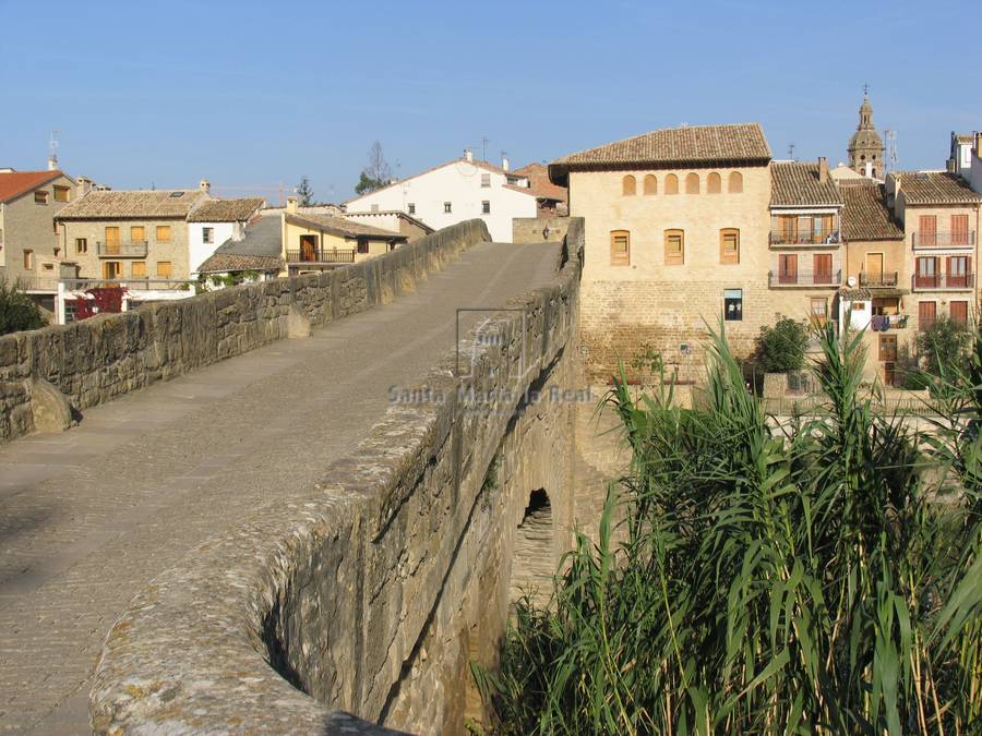 Vista del puente desde su salida hacia Estella