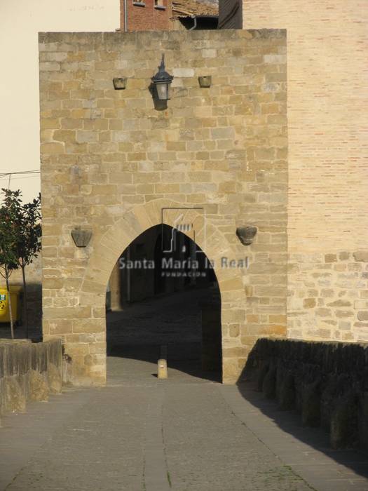 Detalle del torreón del puente románico desde el exterior