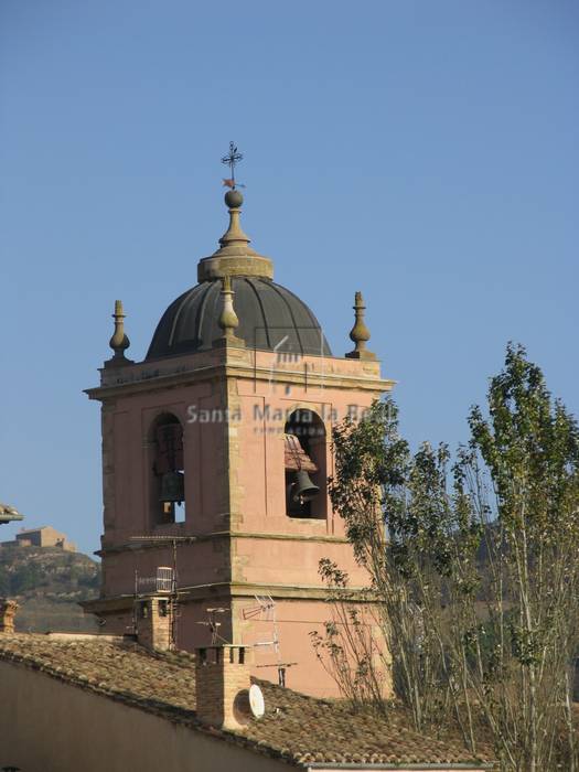 Detalle exterior de la torre de la iglesia de San Pedro