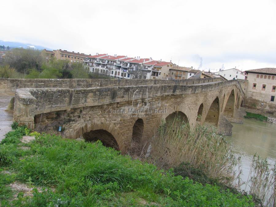 Vista general del puente románico