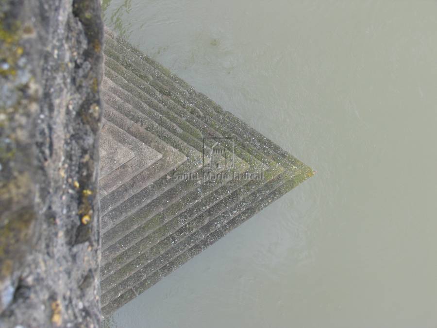 Detalle de los contrafuertes del puente románico