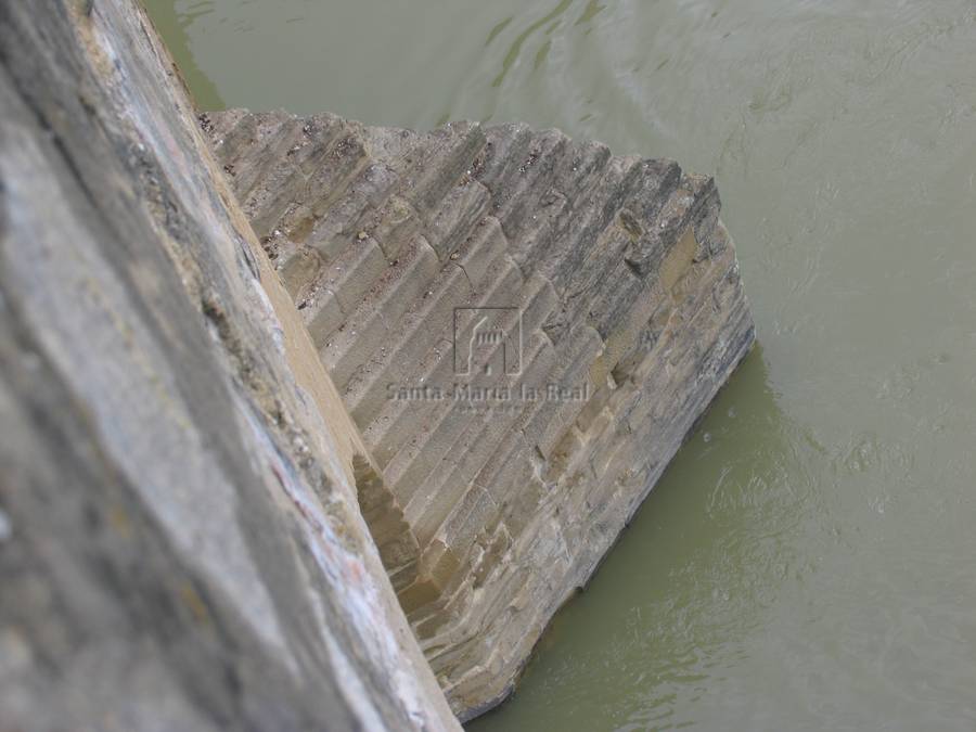 Detalle de los contrafuertes del puente románico