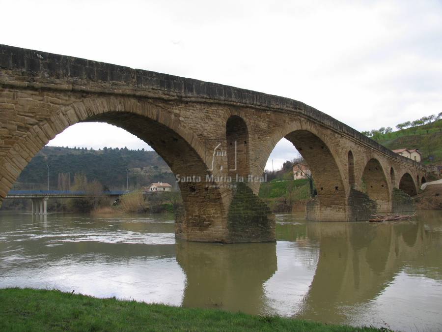 Detalle de los arcos del puente románico