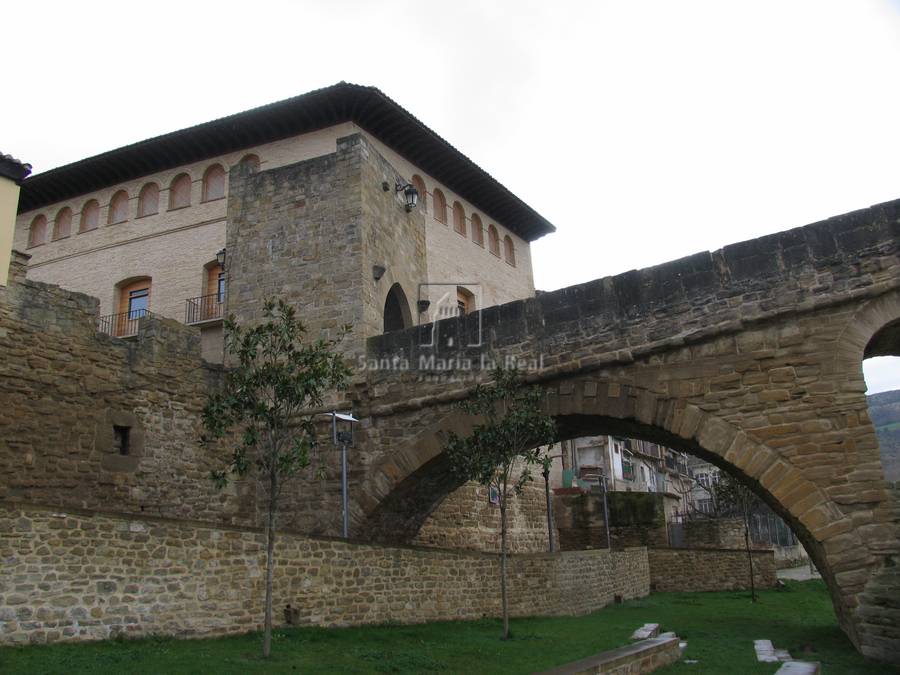 Detalle del primer arco y del torreón del puente románico