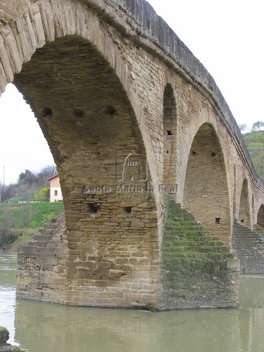 Detalle de los arcos del puente románo