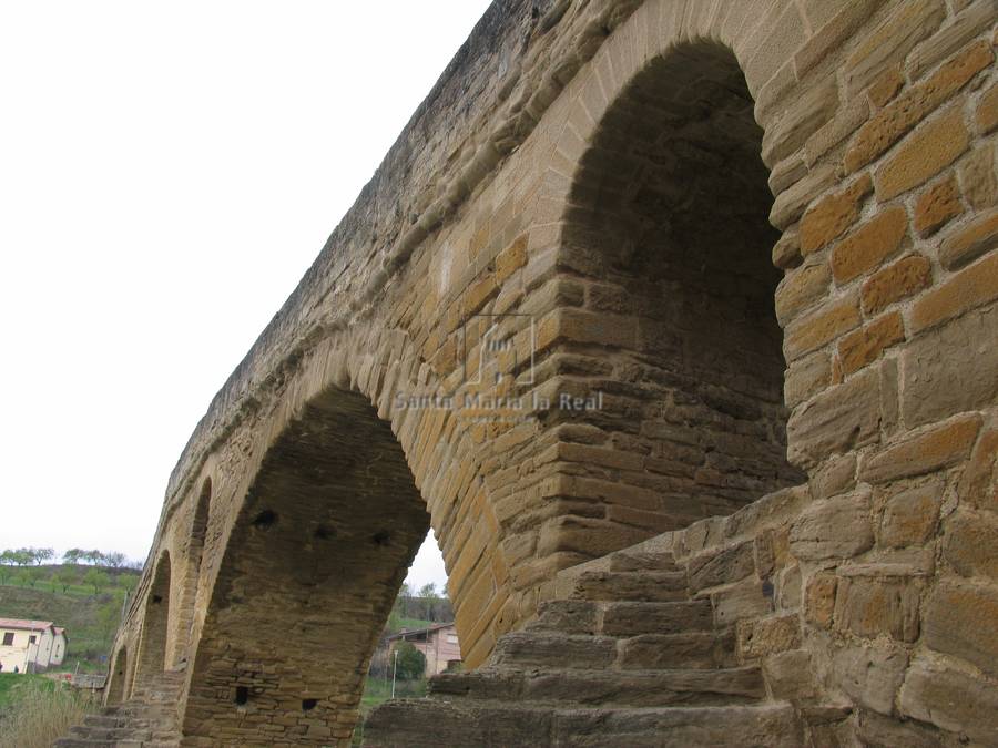 Detalle del aliviadero del puente románo