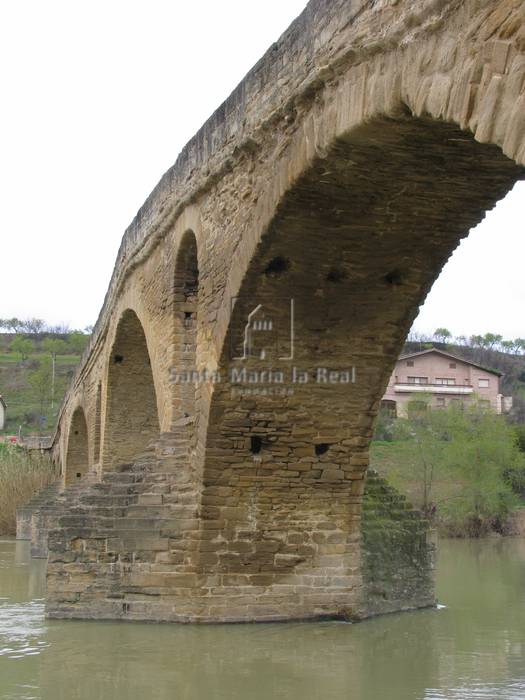Detalle del arco central del puente románo