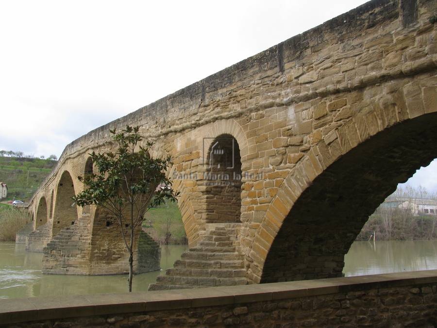 Detalle de los arcos y aliviaderos del puente románo