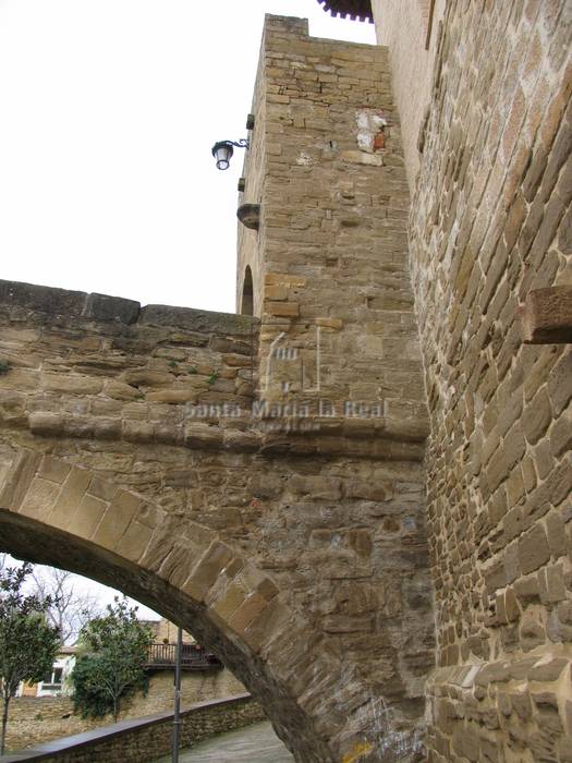 Detalle del torreón del puente románo