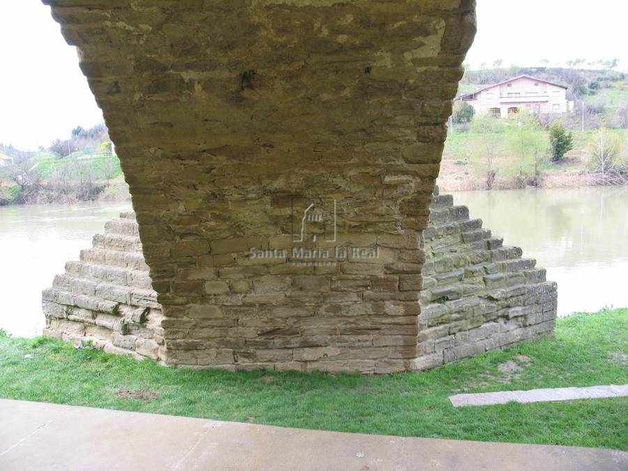 Detalle de los contrafuertes y arco del puente románico