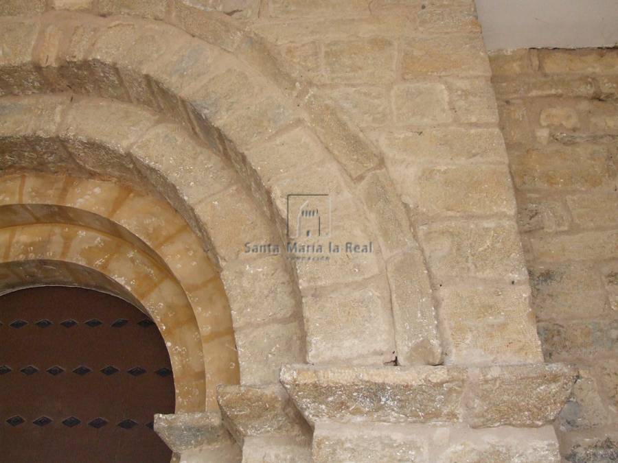 Detalle del lado derecha de la imposta y arquivolta de la portada sur Detalle del lado derecha de la imposta y arquivolta de la portada sur