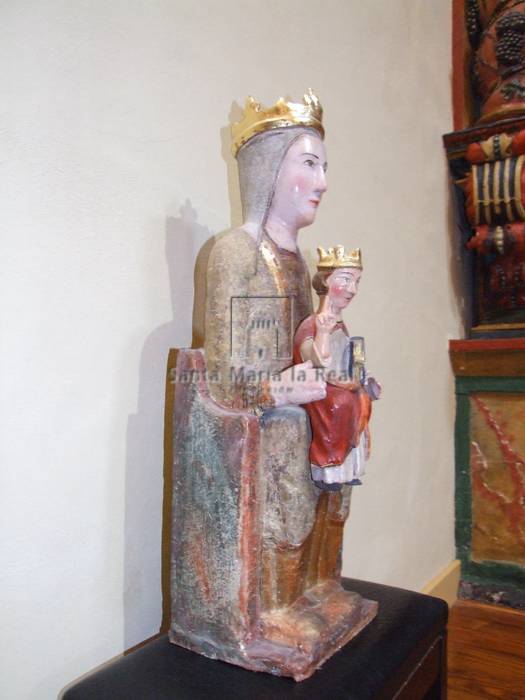 Imagen lateral de la Virgen con el Niño