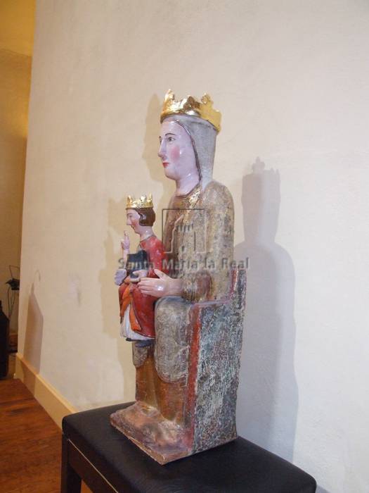 Imagen lateral de la Virgen con el Niño