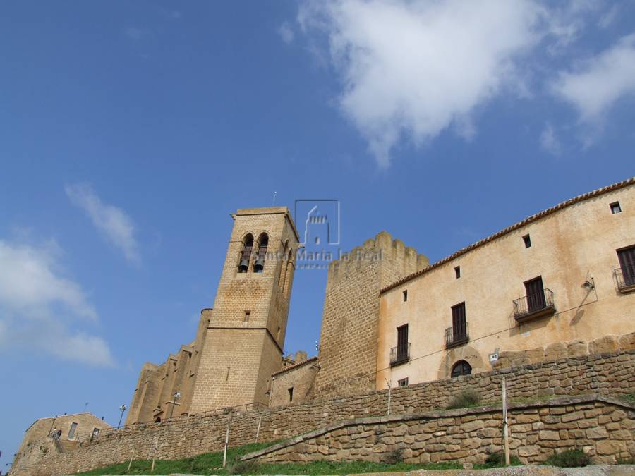 Vista de la torre campanario de iglesia del siglo XIII en el frente sur de la fortificación