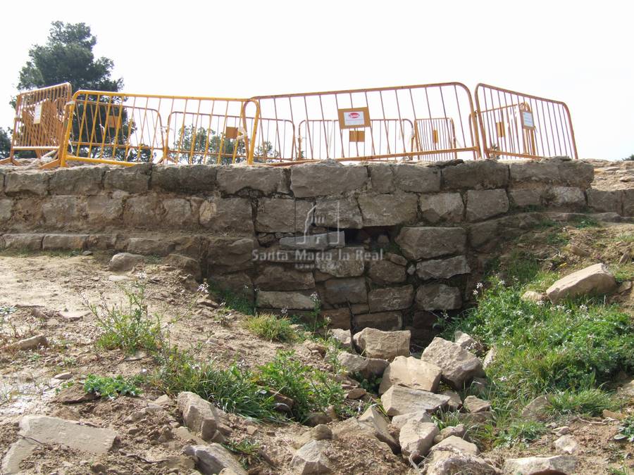 Excavaciones del donjón o torre cilindrica,exenta del cinturón de las murallas