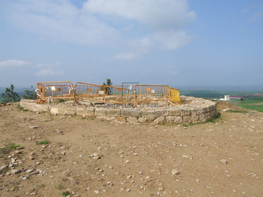 Excavaciones del donjón o torre cilindrica,exenta del cinturón de las murallas