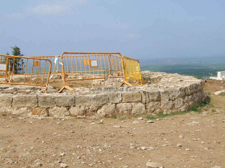 Excavaciones del donjón o torre cilindrica,exenta del cinturón de las murallas